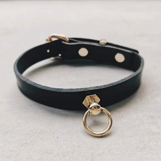 Gloednieuw ⨠Provocater PROVOCATEUR - Leren BDSM Collar Met Ring - BDSM Halsband - Bondage Collar - Choker - Sexy Cadeau - Dunne Halsband Voor Vrouwen - Day Collar - Skinny Collar - Luxe Bondage Gear - Echt Leer Zwart / Goud 𧨠- Afbeelding 10
