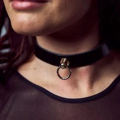 Gloednieuw ✨ Provocater PROVOCATEUR - Leren BDSM Collar Met Ring - BDSM Halsband - Bondage Collar - Choker - Sexy Cadeau - Dunne Halsband Voor Vrouwen - Day Collar - Skinny Collar - Luxe Bondage Gear - Echt Leer Zwart / Goud 🧨