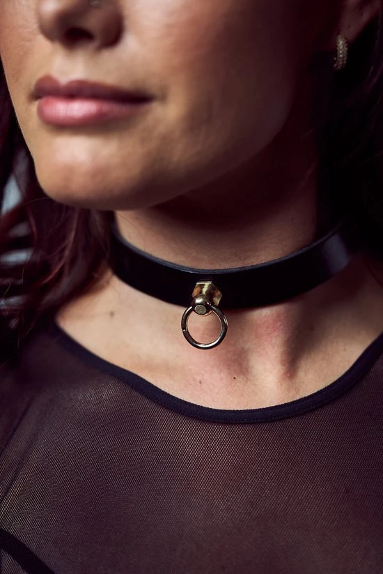 Gloednieuw β¨ Provocater PROVOCATEUR - Leren BDSM Collar Met Ring - BDSM Halsband - Bondage Collar - Choker - Sexy Cadeau - Dunne Halsband Voor Vrouwen - Day Collar - Skinny Collar - Luxe Bondage Gear - Echt Leer Zwart / Goud π§¨